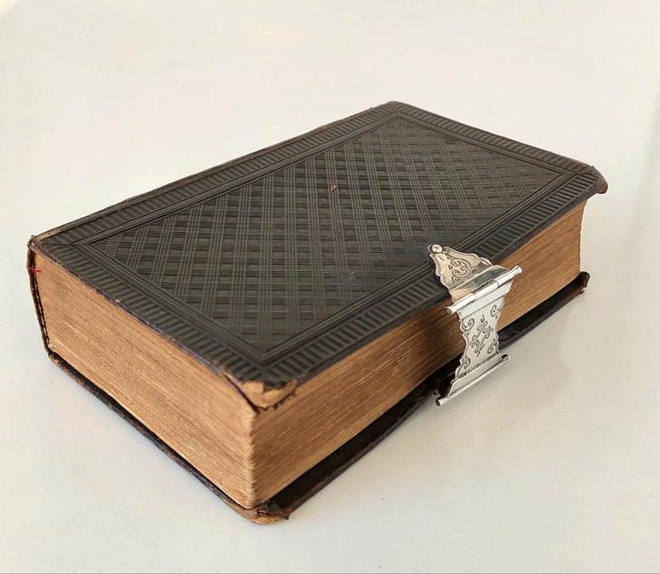 Antieke Bijbel uit 1884 met zilveren slot sluiting., Antiek en Kunst, Antiek | Boeken en Bijbels, Verzenden