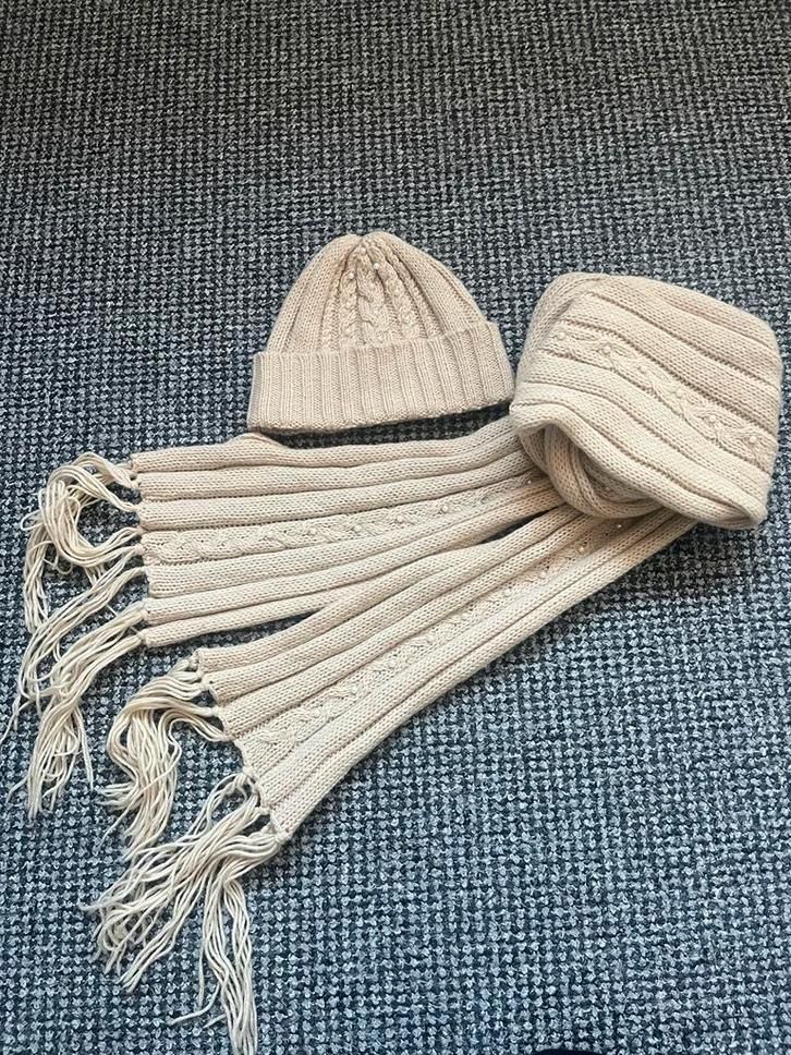 Isabell Kristensen Set - Wol & Parels, Kleding | Dames, Mutsen, Sjaals en Handschoenen, Zo goed als nieuw, Sjaal, Maat 38/40 (M)