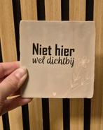 Tegel met tekst: Niet hier, wel dichtbij, Ophalen of Verzenden