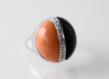 Art Deco ring met onyx, koraal en diamant beschikbaar voor biedingen