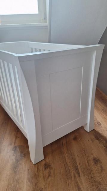 Babykamer Ledikant en commode bopita  beschikbaar voor biedingen