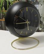 Karlsson Globe tafel quartz klok voor een stijlvol interieur, Ophalen of Verzenden, Zo goed als nieuw, Wekker of Tafelklok