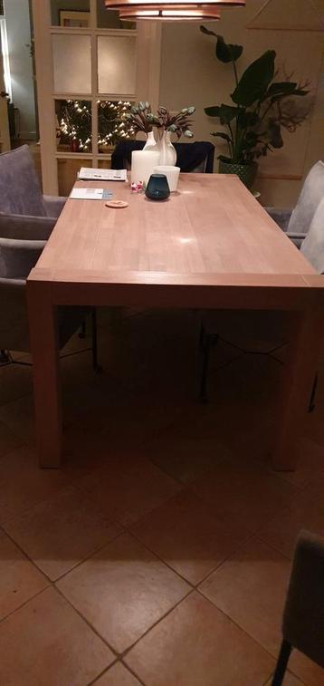 Massief eiken tafel beschikbaar voor biedingen