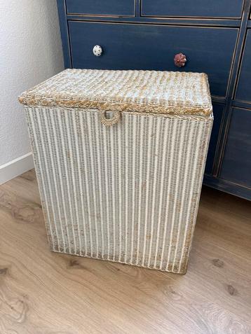 Wasmand Lloyd Loom, heel en stevig, oud en in brocante staat beschikbaar voor biedingen