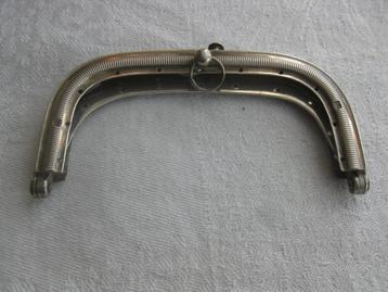 Geribbelde zilveren beursbeugel uit 1841. In prima staat. beschikbaar voor biedingen