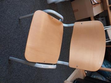 Stapelbare stoelen(20 stuks) beschikbaar voor biedingen