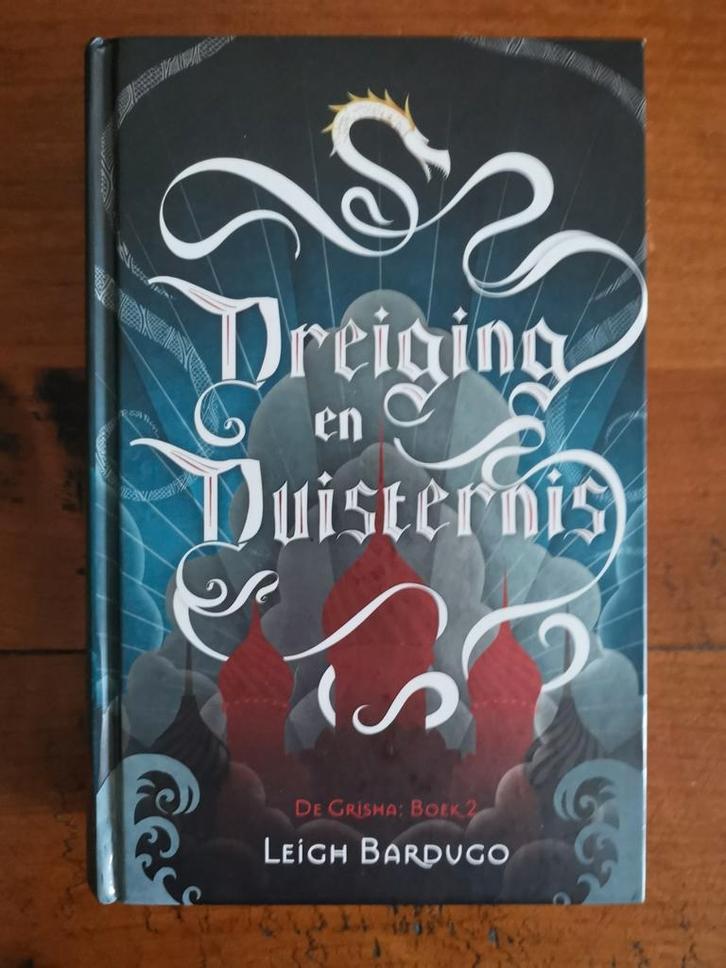 Leigh Bardugo - Dreiging en duisternis, Boeken, Kinderboeken | Jeugd | 13 jaar en ouder, Zo goed als nieuw, Ophalen of Verzenden