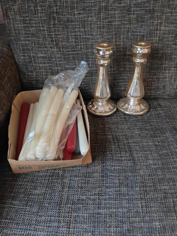 2 kandelaars en veel kaarsen  beschikbaar voor biedingen