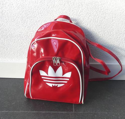 Adidas rugtasje vintage rood wit lak rugzakje, Sieraden, Tassen en Uiterlijk, Tassen | Rugtassen, Gebruikt, Overige merken, Minder dan 25 cm