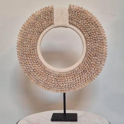 schelpenketting kauri rond op standaard M, Antiek en Kunst, Kunst | Niet-Westerse kunst, Ophalen of Verzenden
