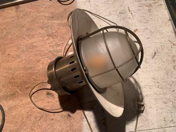 Oude koperen scheepslamp. beschikbaar voor biedingen