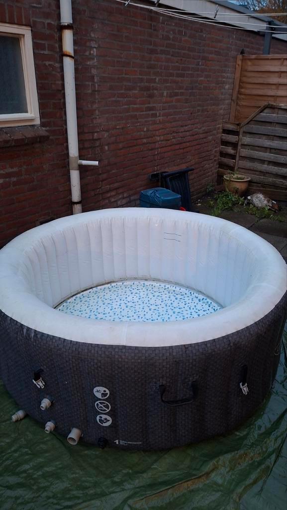 Lay-Z-Spa Jacuzzi - Heerlijk Ontspannen!, Tuin en Terras, Bubbelbaden en Hottubs, Gebruikt, Opblaasbaar, Afdekzeil, Filter, Pomp