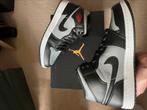 ‼️ NIEUW | Jordan 1 Mid - Shadow Red | EUR 43 ‼️, Kleding | Heren, Schoenen, Ophalen of Verzenden, Zo goed als nieuw