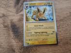 Jolteon glimmende Pokemon kaart Scarlet & violet #135, Hobby en Vrije tijd, Verzamelkaartspellen | Pokémon, Ophalen, Zo goed als nieuw