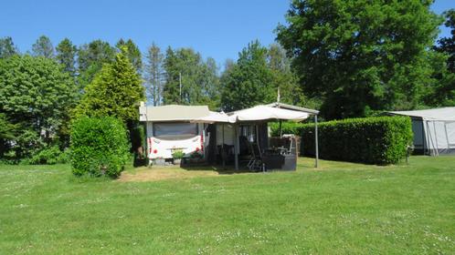 caravan met staanplaats, Caravans en Kamperen, Caravans, Particulier, tot en met 4, Rondzit, Bürstner, Dwarsbed, Vast bed, 5 tot 6 meter