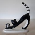 Porseleinen, handgemaakt Cmielow Poland beeldje kat met bal, Antiek en Kunst, Ophalen of Verzenden