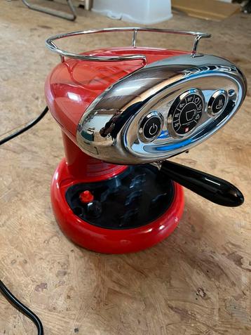 illy Koffiezetapparaat met melkschuimer rood retro look beschikbaar voor biedingen