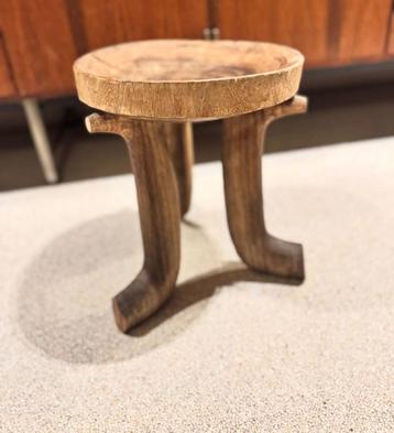 Afrikaanse houten kruk beschikbaar voor biedingen