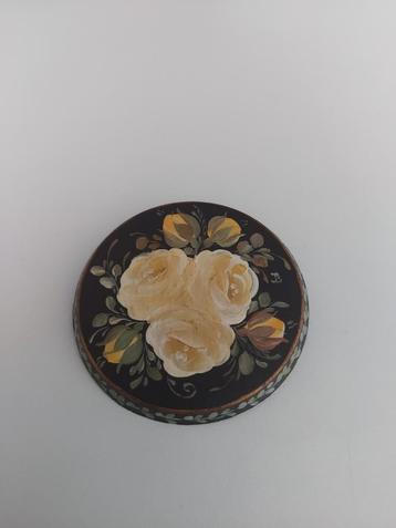 Houten Broche met Roos Design beschikbaar voor biedingen