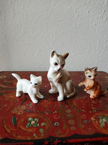 Drie prachtige kattenbeeldjes van Bone China Porcelain  beschikbaar voor biedingen