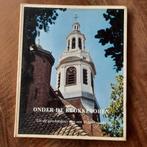 ONDER DE KLOKKETOREN, Boeken, Geschiedenis | Stad en Regio, Ophalen of Verzenden, 20e eeuw of later