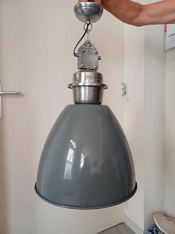 Industriele hanglamp beschikbaar voor biedingen