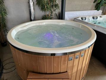 Nieuwe luxe 6 persoons Hottub met interne kachel Super Deal! beschikbaar voor biedingen
