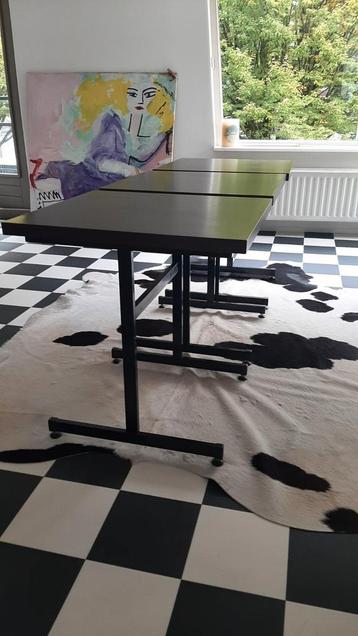 Bruin/zwarte bureau tafel(s) met metalen poten. beschikbaar voor biedingen