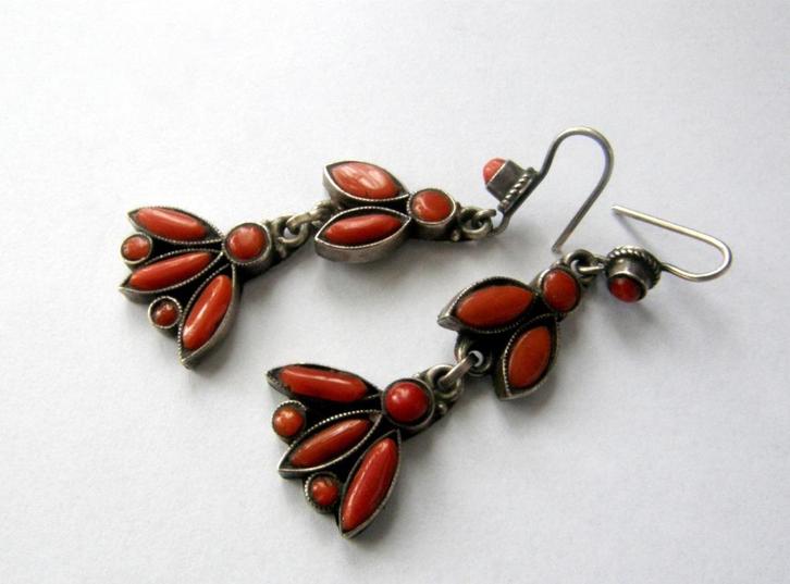 Antieke 925 zilveren oorbellen met antieke bloedkoralen, Sieraden, Tassen en Uiterlijk, Antieke sieraden, Oorbellen, Zilver, Met edelsteen
