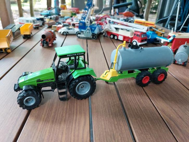 siku deutz fahr traktor met aanhanger, Hobby en Vrije tijd, Modelauto's | 1:32, Gebruikt, Tractor of Landbouw, SIKU, Ophalen of Verzenden