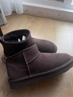 Uggs classic mini donkerbruin, Kleding | Dames, Schoenen, Ophalen of Verzenden, Zo goed als nieuw, Sneakers of Gympen