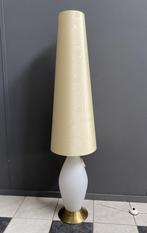 60 jaren vloerlamp melkwit glazen messing voet crème gelige, 100 tot 150 cm, Gebruikt, Vintage, Glas
