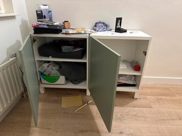 Dressoir/kastje met deuren beschikbaar voor biedingen