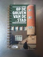 Op de golven van de stad, ronde langs de Amsterdamse School, Ophalen of Verzenden, Zo goed als nieuw, Architecten