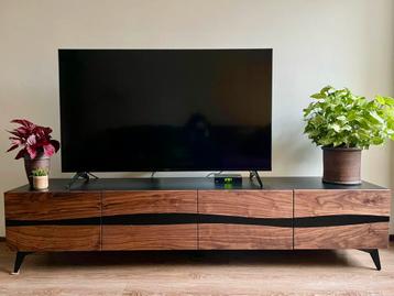 Walnoot Epoxy Dressoir beschikbaar voor biedingen