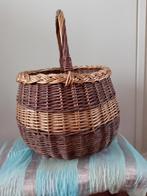 Mooie grote vintage rieten hengselmand in twee kleuren, Huis en Inrichting, Ophalen of Verzenden, Gebruikt, Rond, Riet