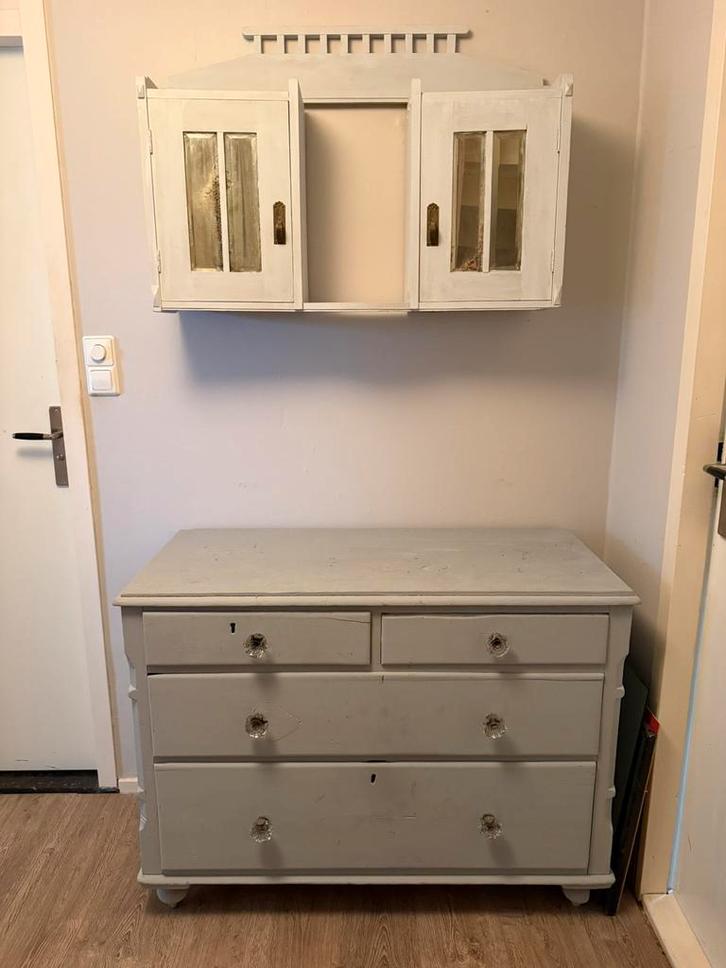 Gratis ophalen oude commode met originele glazen knoppen., Antiek en Kunst, Antiek | Meubels | Kasten, Ophalen