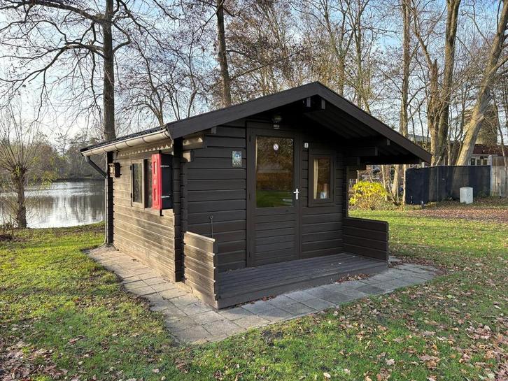 Blokhut met inrichting - Opknapper!, Tuin en Terras, Tuinhuizen, Gebruikt, Blokhut, Hout, 250 tot 500 cm, 200 tot 400 cm, 2 ramen