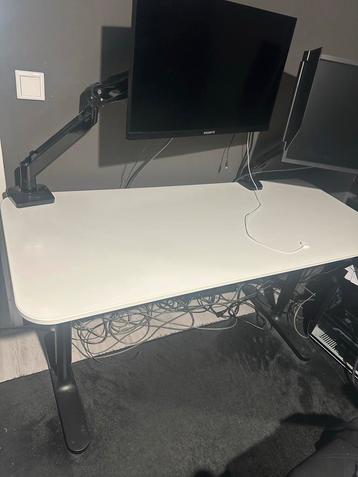 Bekant ikea bureau 140x60 wit/zwart beschikbaar voor biedingen