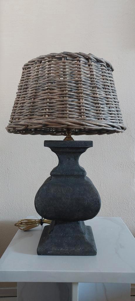 Antraciet Baluster Lamp met Rotan Kap - Landelijk Stoer, Huis en Inrichting, Lampen | Tafellampen, Zo goed als nieuw, 50 tot 75 cm