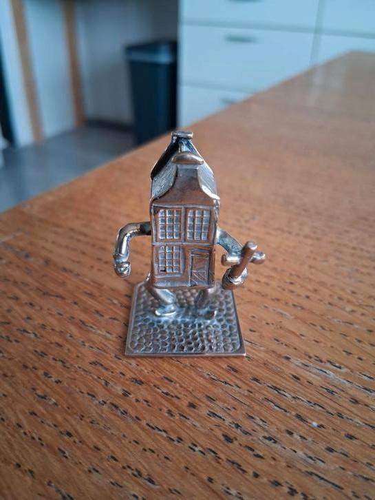 Miniatuur: Elke huis draagt zijn kruis., Antiek en Kunst, Antiek | Goud en Zilver, Zilver, Ophalen of Verzenden