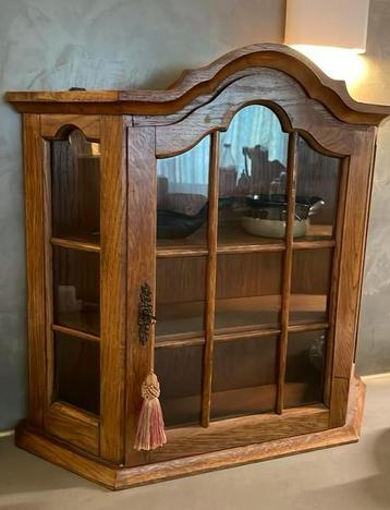Vintage vitrinekastje met sleutel beschikbaar voor biedingen