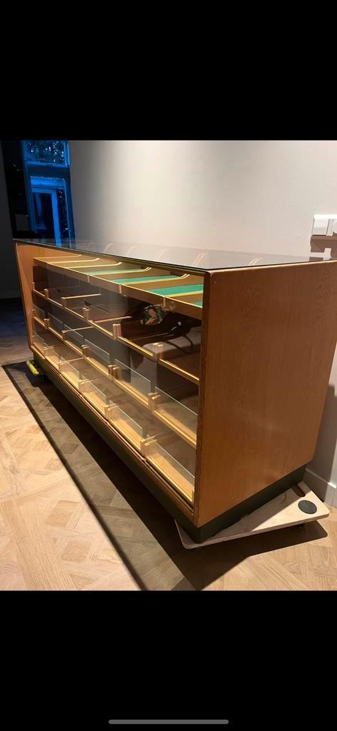 Vintage vitine kast toonbank, Huis en Inrichting, Kasten | Vitrinekasten, Gebruikt, 150 tot 200 cm, 200 cm of meer, 25 tot 50 cm