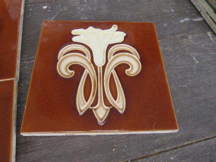 52 st art nouveau wandtegels met afbeelding bloem in relief, Antiek en Kunst, Antiek | Wandborden en Tegels, Ophalen