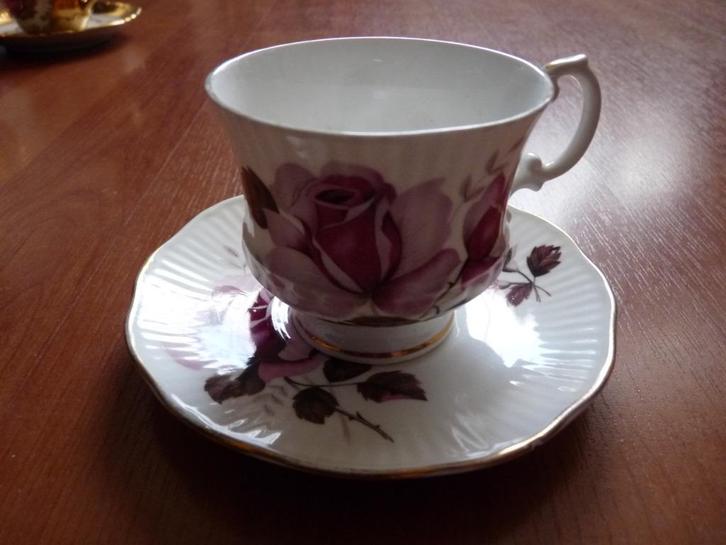 Kop en schotel rozen - Bone China, Huis en Inrichting, Keuken | Servies, Gebruikt, Kop(pen) en/of Schotel(s), Overige stijlen