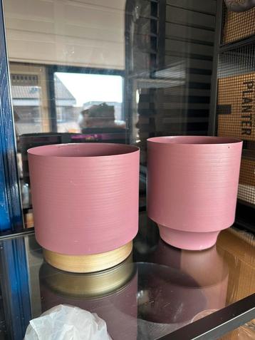 Metalen bloempotten beschikbaar voor biedingen