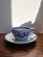 Arabia Finland Blue Rose kop en schotel (beschadigd), Huis en Inrichting, Keuken | Servies, Gebruikt, Keramiek, Ophalen of Verzenden