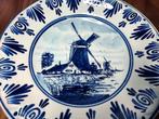 Handgeschilderd nr: 153. Doorsnede: 22.7 cm x 3 cm. hoog., Antiek en Kunst, Antiek | Wandborden en Tegels, Ophalen of Verzenden