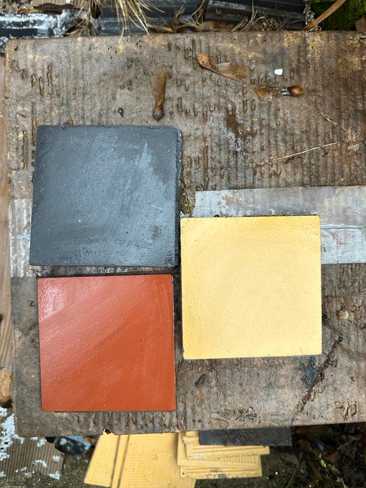 100 Originele Winckelmans Tegeltjes 10x10 | Rood/geel/zwart, Doe-het-zelf en Verbouw, Tegels, Gebruikt, Vloertegels, Keramiek
