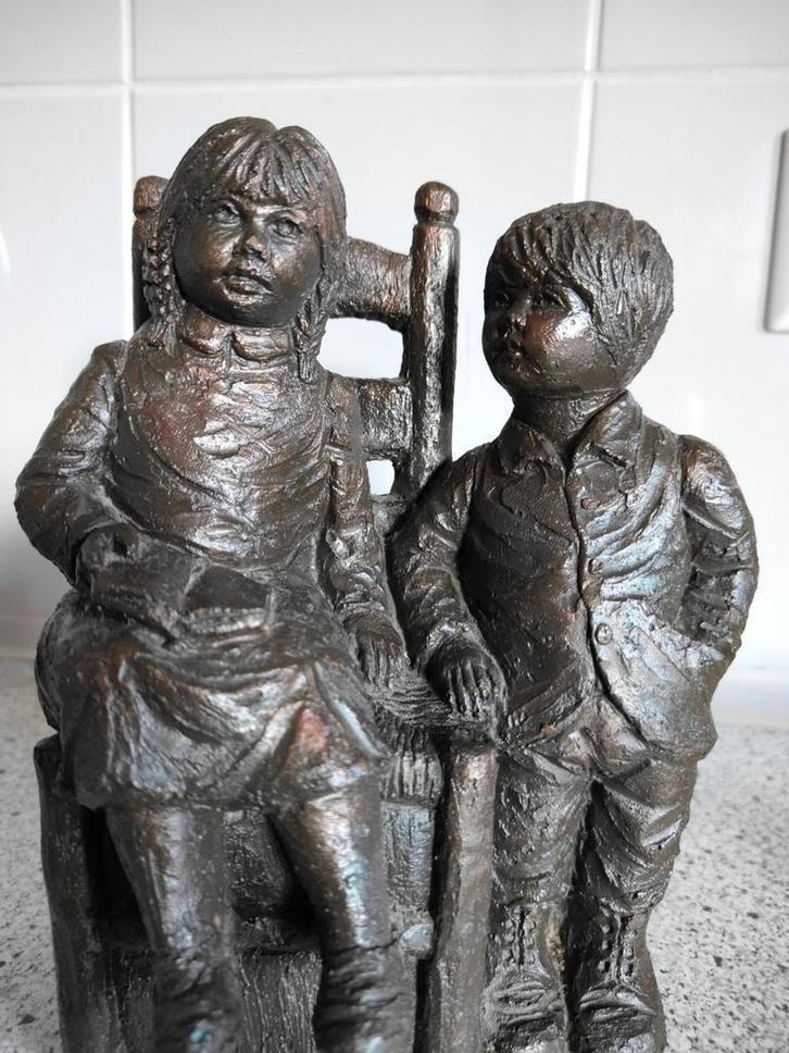 Geert kunen meisje en jongen op een stoel, Antiek en Kunst, Kunst | Beelden en Houtsnijwerken, Ophalen of Verzenden